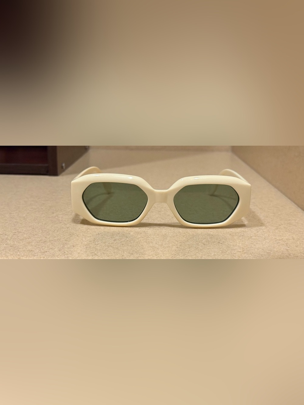 Le Specs Slaptrash Ivory Sunglasses Cream Frame Green Lens EUC - Picture 3 of 8